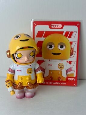 Mega Space Molly 100% Emoji Series “Worn Out” Figure